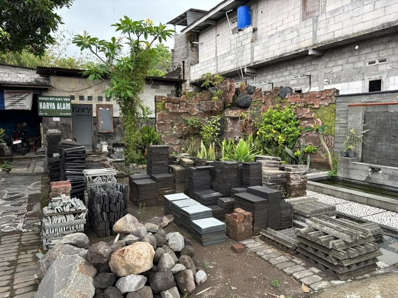 Pangkalan Karya Alam di Ngaglik, Sleman: tumpukan batu alam, batu kali, dan water wall